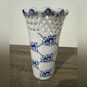 Vintage Reticulated Border Blue Willow Rose
Porcelain Ceramic Vase‎ 8" H.